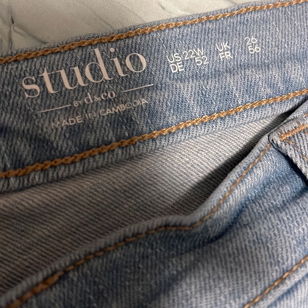 Light Wash Straight Leg Jeans w/ Destruction - Picture 5 of 9